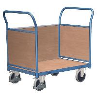 Plošinový vozík se dvěma madly s plnou výplní a boční stěnou, do
