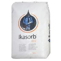 (obrázek pro) Sypký sorbent Ikasorb 602, sorpční kapacita 6,6 l, balení 30 kg